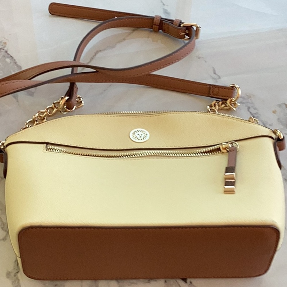 Ladies yellow Ann Klein shoulder pocket. Book. Very clean.